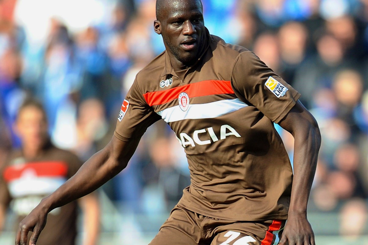 Der Ex-Fußballprofi, der noch mit über 40 auf dem Platz steht - Morike Sako